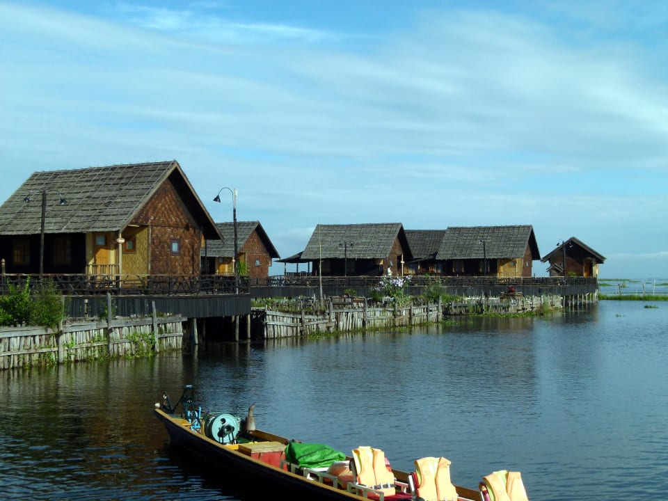 Vom See aus gesehen Hotel Golden Island Cottages 1 & 2