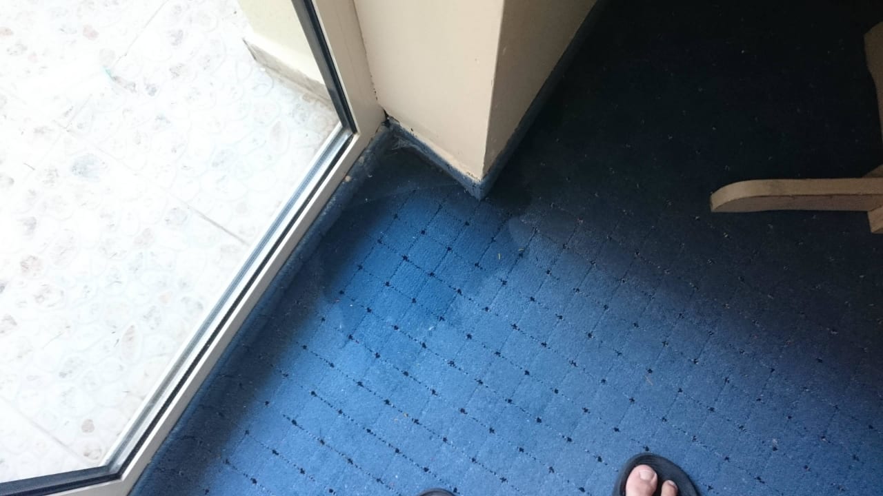 Po ulewie wpłynęła woda do pokoju Royal Park Hotel & Aqua park