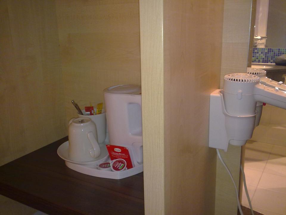 Wasserkocher und Haartrockner im Zimmer Premier Inn Stuttgart Airport