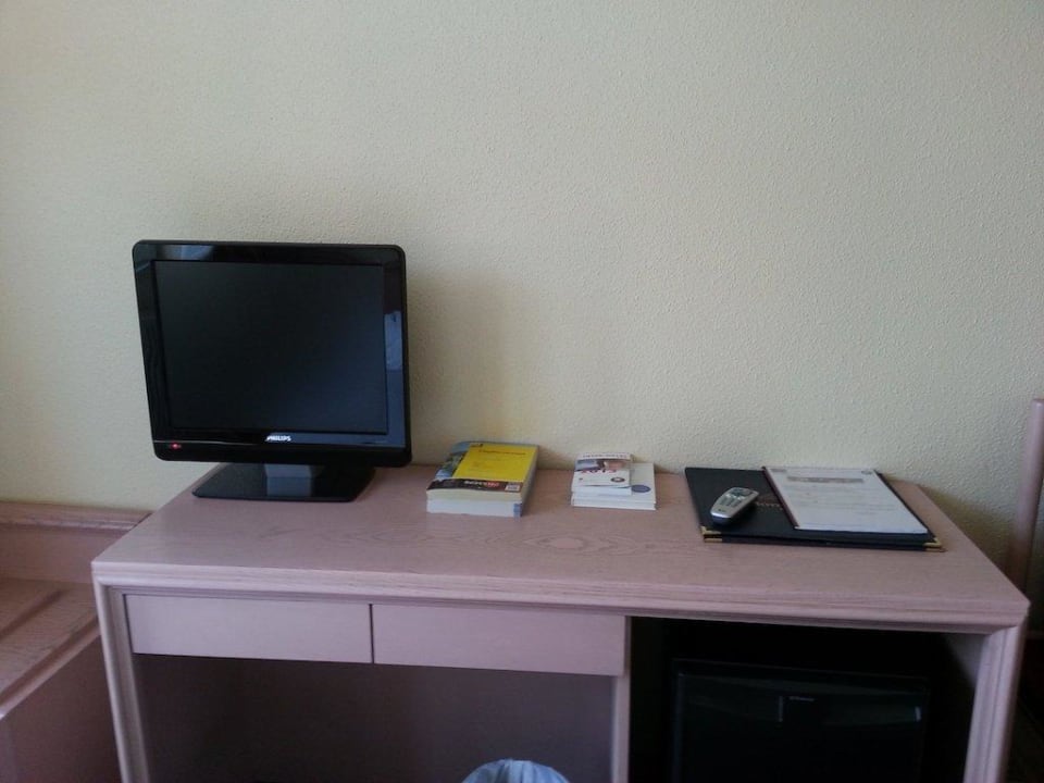 Schreibtisch mit TV und kl. Kühlschrank Hotel Minotel de l'Ange
