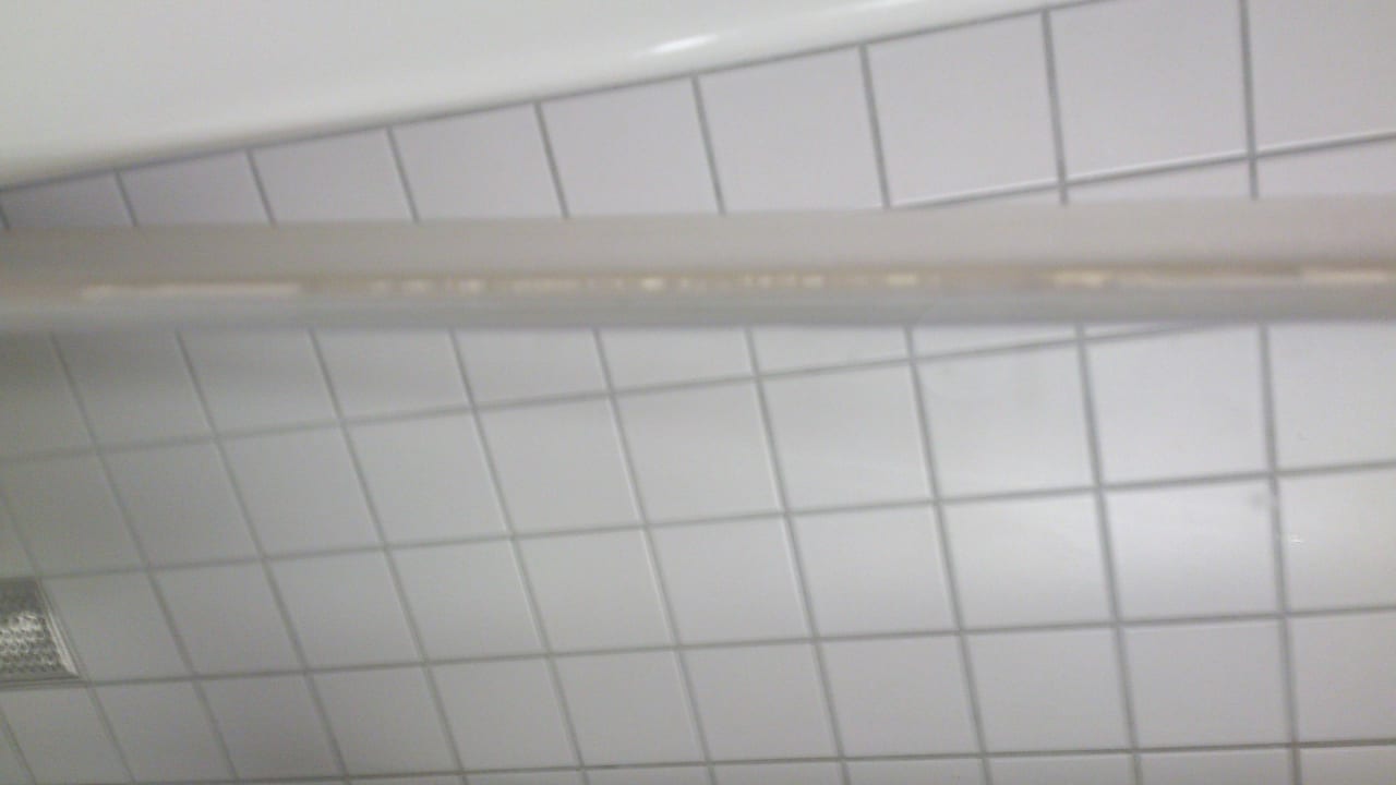 Schmutzige Abschlussschiene im Bad der Suite Dorint Hotel Esplanade Jena