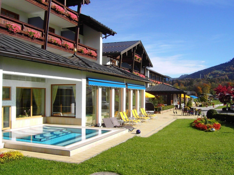 Outdoorpool vor dem Hotel Wellnesshotel Zechmeisterlehen