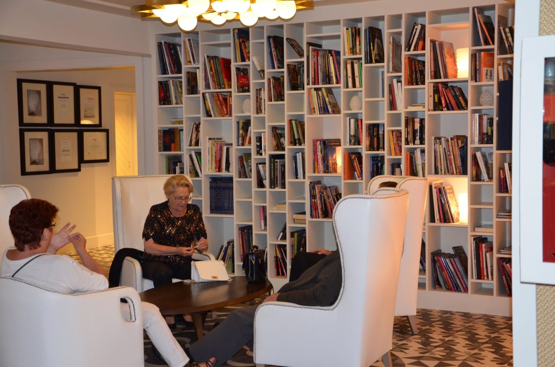 Библиотека в холле отеля H10 Vintage Salou - Adults Only