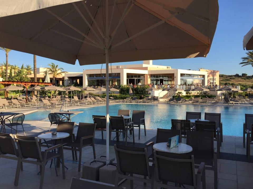 Pool und Restaurant im Hintergrund Hotel Horizon Beach Resort