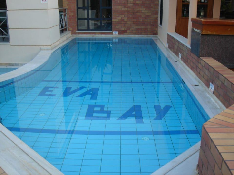 Kleiner Pool an der Hauptbar Hotel Eva Bay