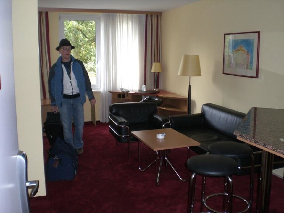 Vorraum im Zimmer inklusive Arbeitstisch und Sitzecke NH Collection Hamburg City
