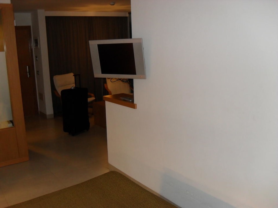 Zimmer vom Bett aus. Blick Richtung TV R2 Bahía Playa Design Hotel & Spa - Adults Only