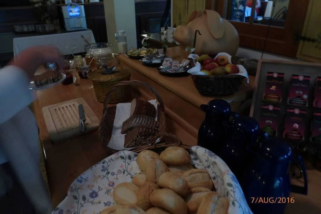 Jeden Morgen die gleichen Aufbackbrötchen Salzburgerhof Rauris