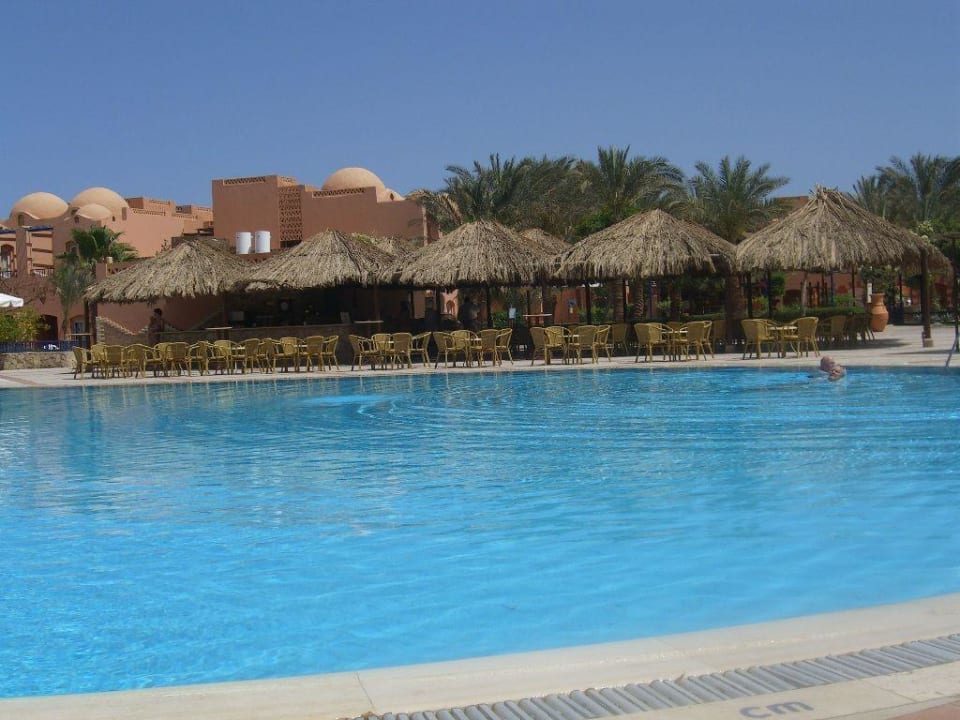 Blick auf die Family-Poolbar Jaz Makadi Oasis Resort