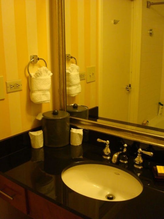 Bad Hotel Marriott Fullerton - By California State University