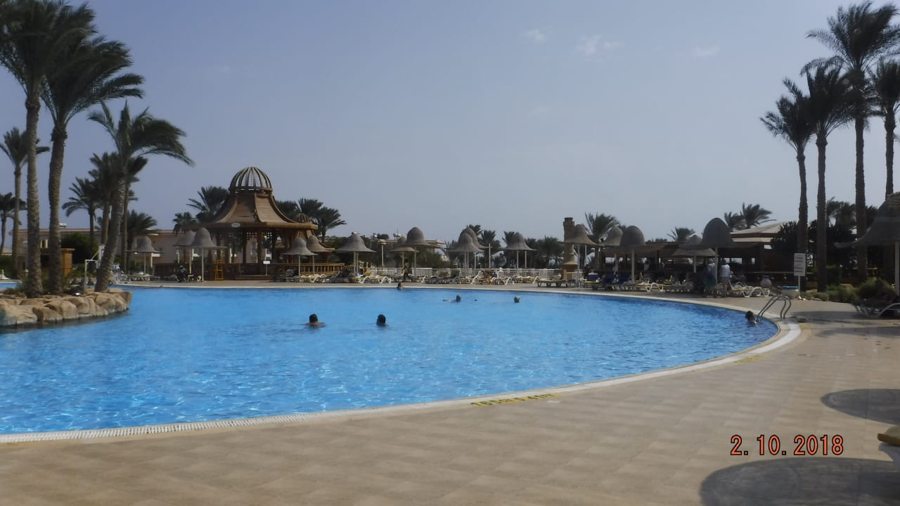 Pool Parrotel Beach Resort