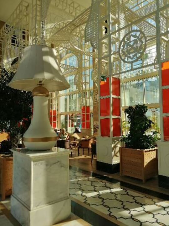 Lobby Well Palace Side