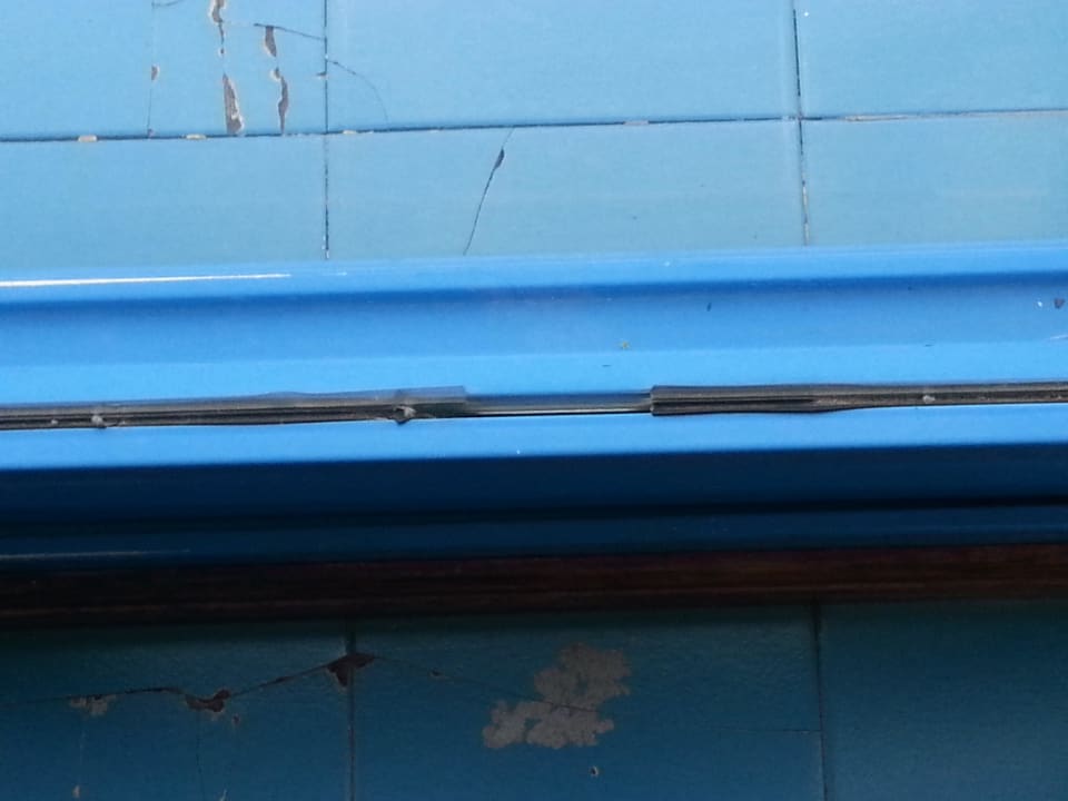 Teilweise fehlende Dichtung an Terrassentür Aparthotel Costa Mar