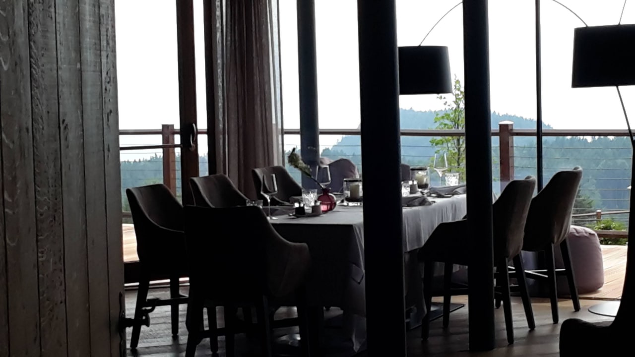 Blick ins Alpenrestaurant Hotel Chalet Mirabell