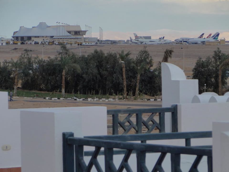 Widok na lotnisko Sharm Mazar Resort & Spa