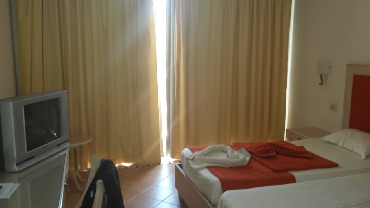 Bett mit schönem Herzen aus Handtuch Hotel Marhaba Club