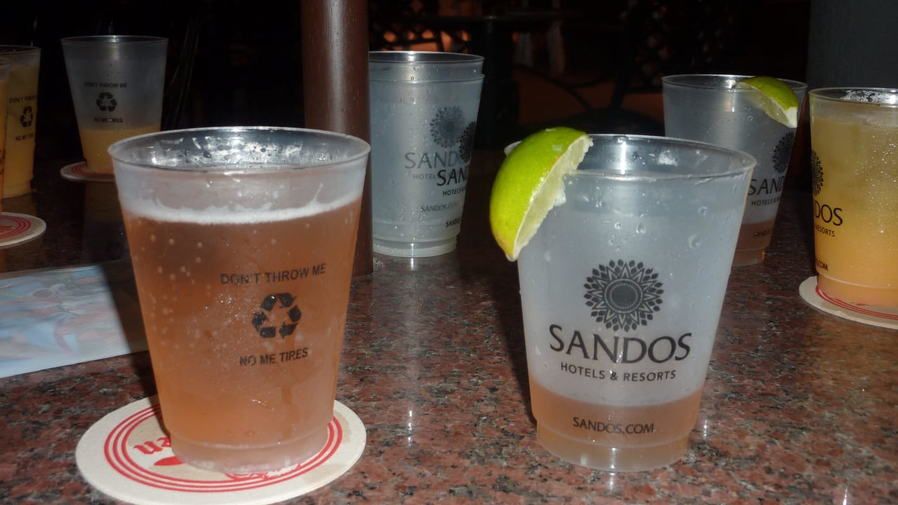 Bier und Tequila in Plasikbecher Sandos Playacar Beach Resort