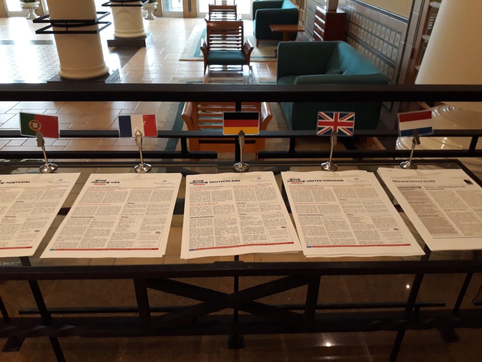 Hotelzeitung in 5 Sprachen. Vor dem Restaurant Hotel PortoBay Santa Maria