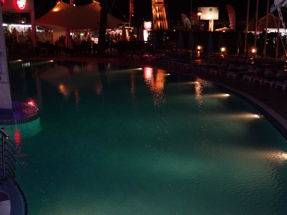 Pool Effect Grand Victoria Hotel