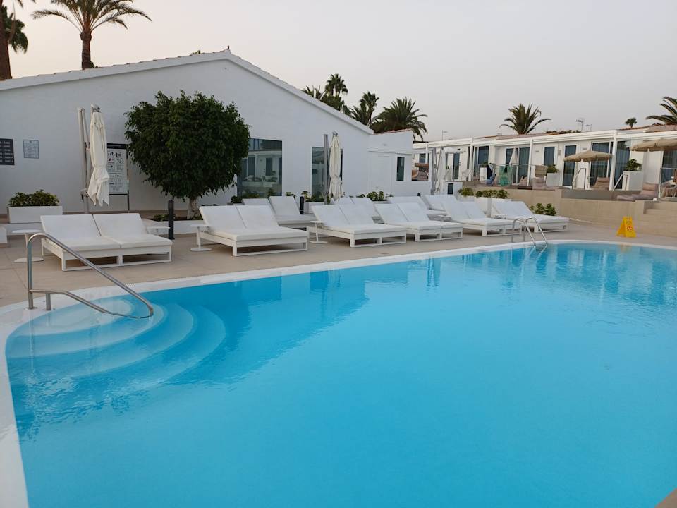 Pool HL Miraflor Suites Hotel