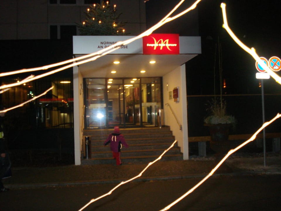 Hoteleingang abends Hotel Mercure Congress an der Messe