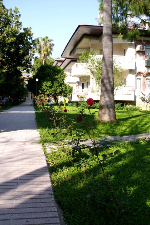 Gartenanlage mit schönen Rosen Hotel Sirma