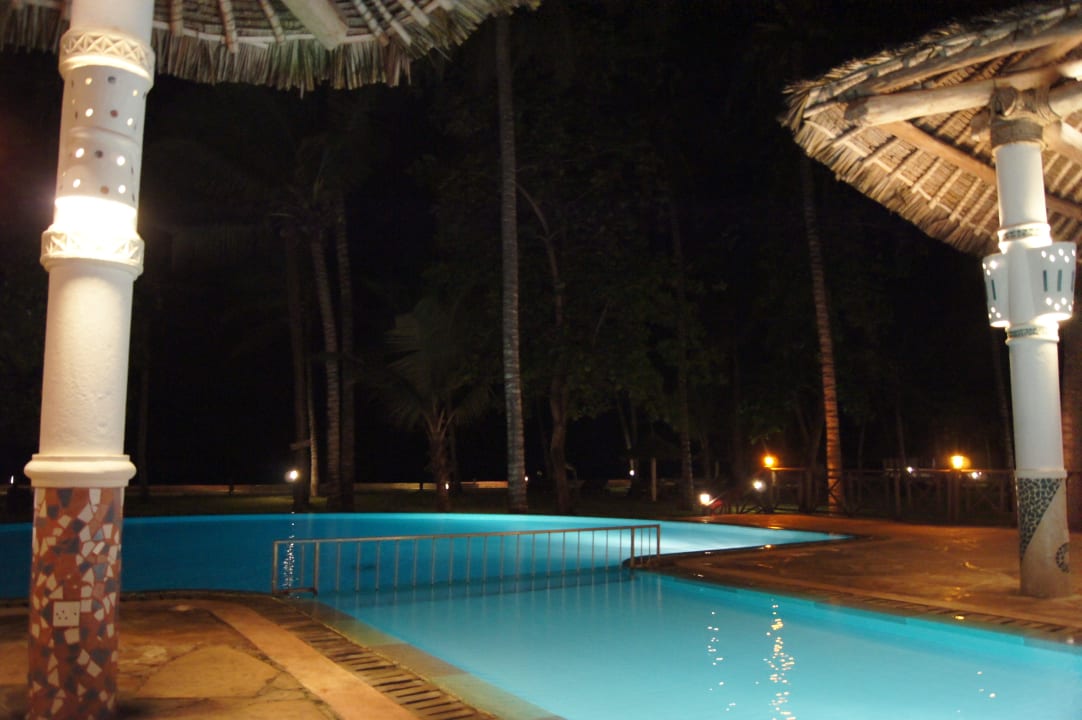 Pool am Abend Neptune Village Beach Resort & Spa