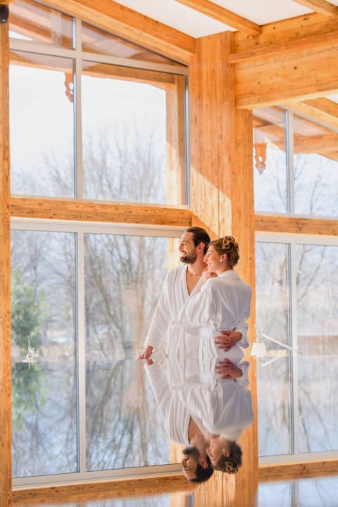 Relaxen am Infinity Pool im 2000qm Wellnessbereich Das Achental Resort