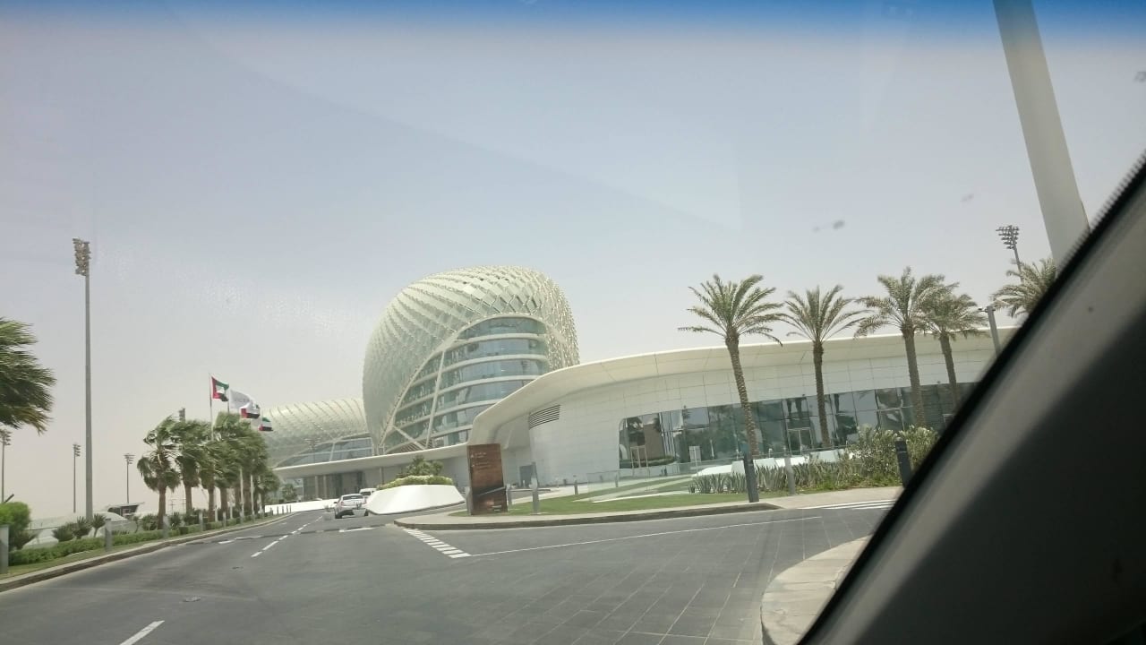 Einfahrt W Abu Dhabi - Yas Island
