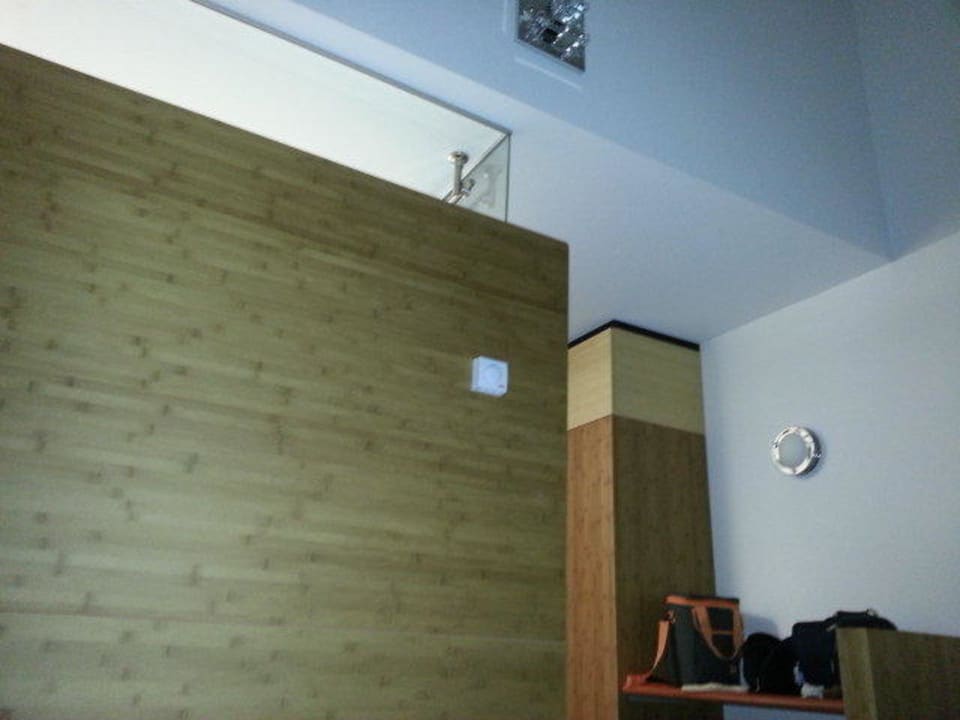 Nachts hell erleuchtetes Bad Duinhotel Zomerlust