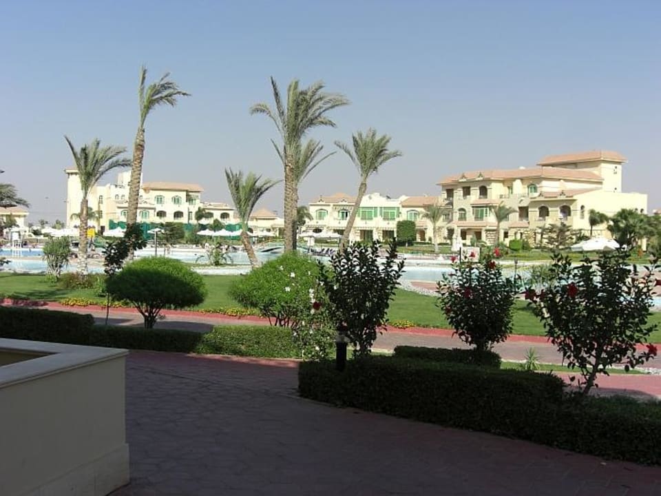 Blick auf das Hauptgebäude Mövenpick Hotel Cairo Media City