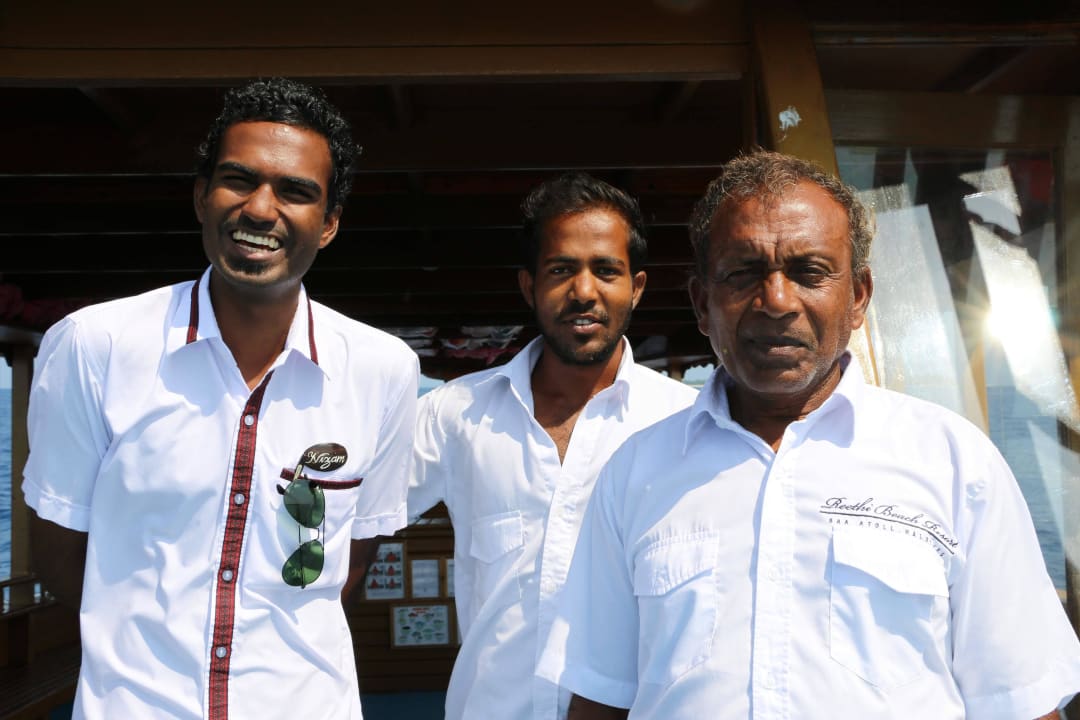 Nizam aus der Guest Relation und die Schiffs-Crew NH Collection Maldives Reethi Resort