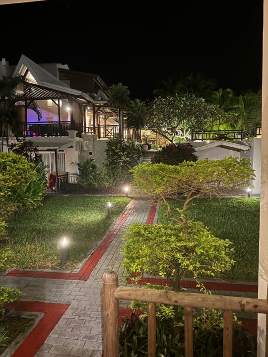 Gartenanlage Le Peninsula Bay Beach Resort & Spa