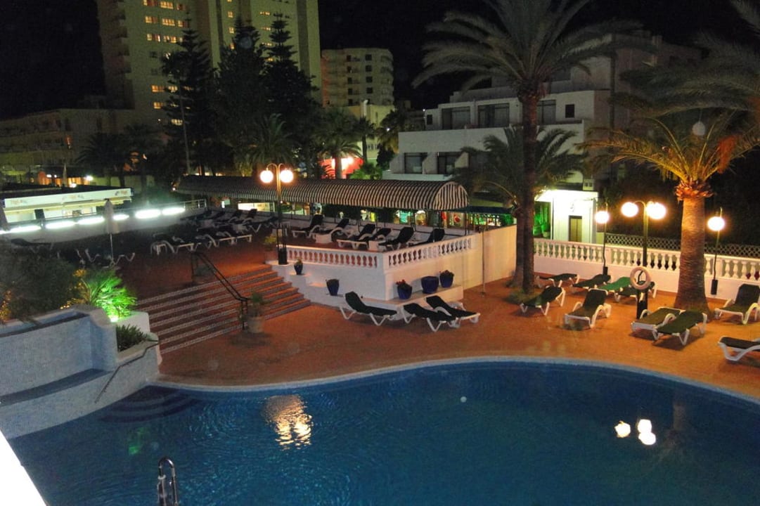 Basen oraz duży taras z leżakami Hotel Morito