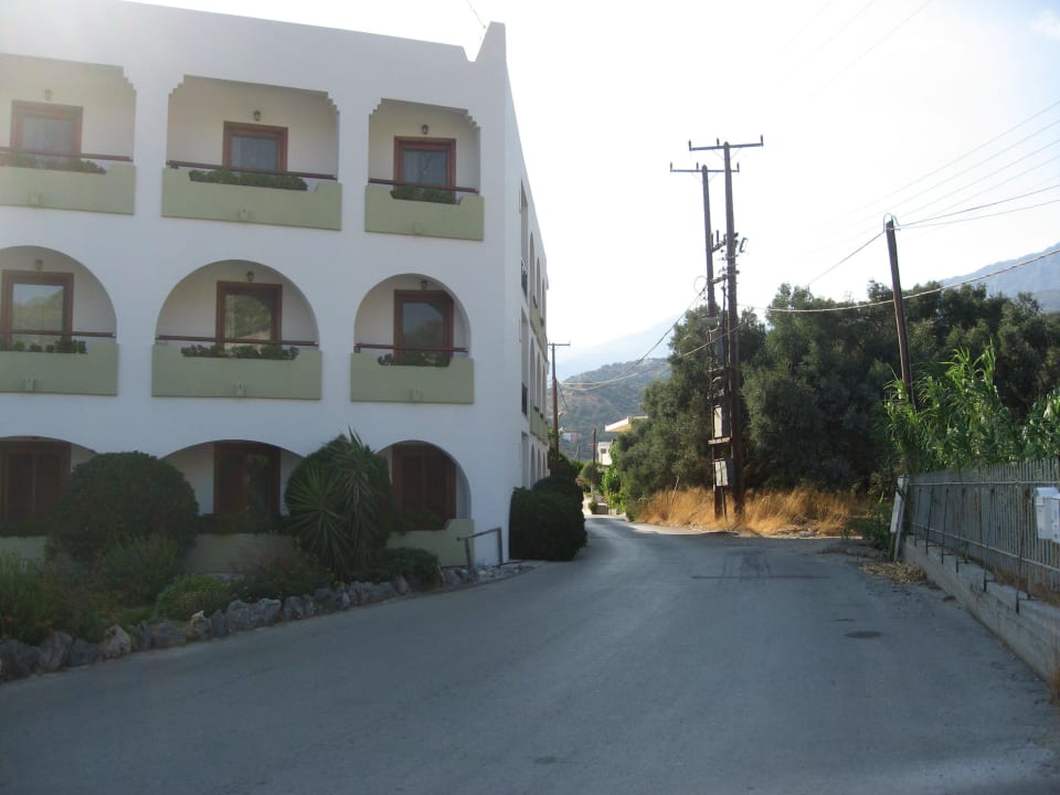 Die Gasse hinter dem Hotel Alianthos Garden Hotel