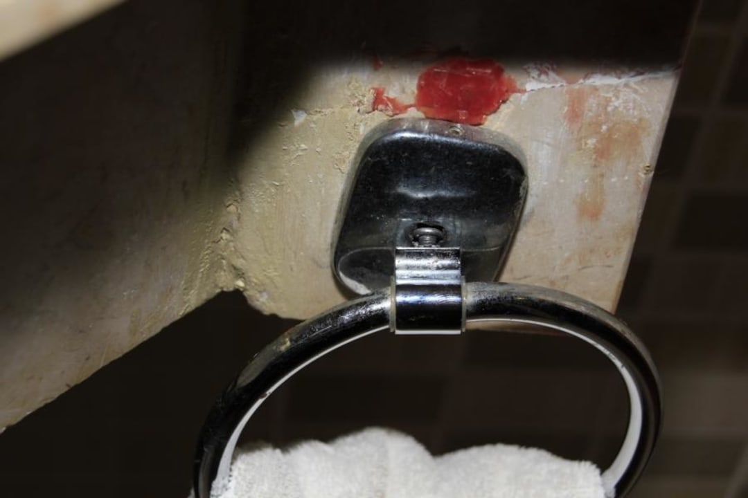 Der Handtuchhalter lag 5 mal am Tag auf den Boden Three Corners Sea Beach Resort