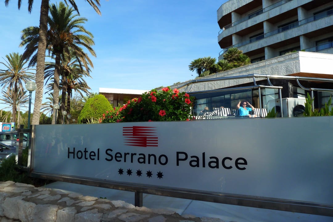Hoteleingang Hotel Serrano Palace