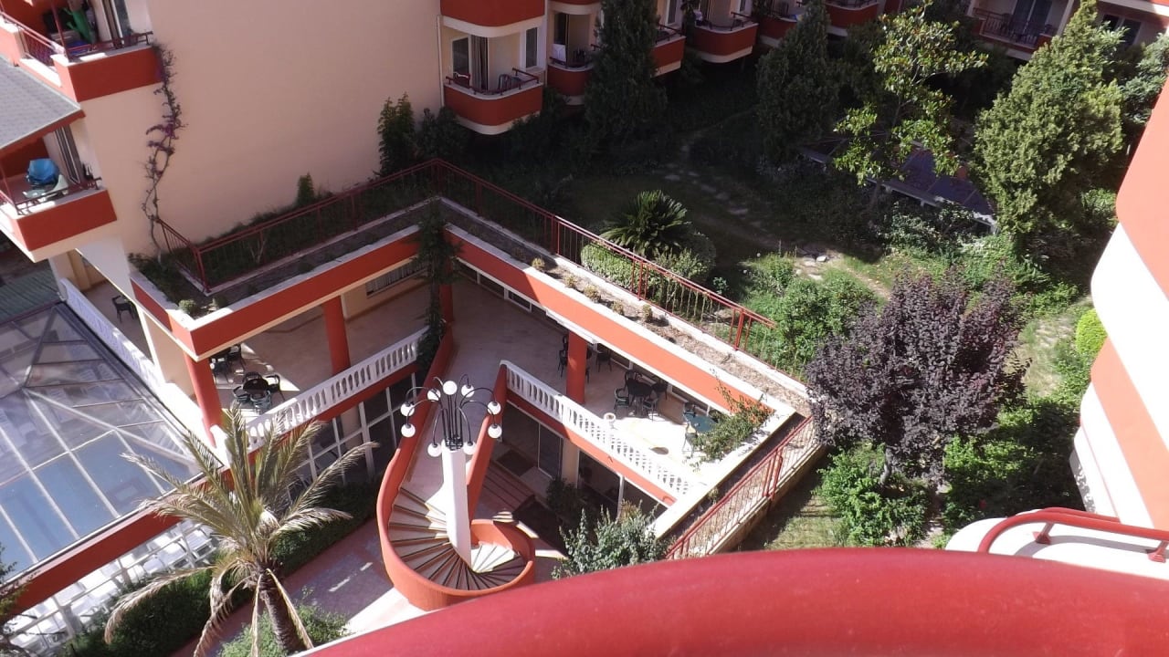 Вид с балкона на вход  Holiday Park Resort