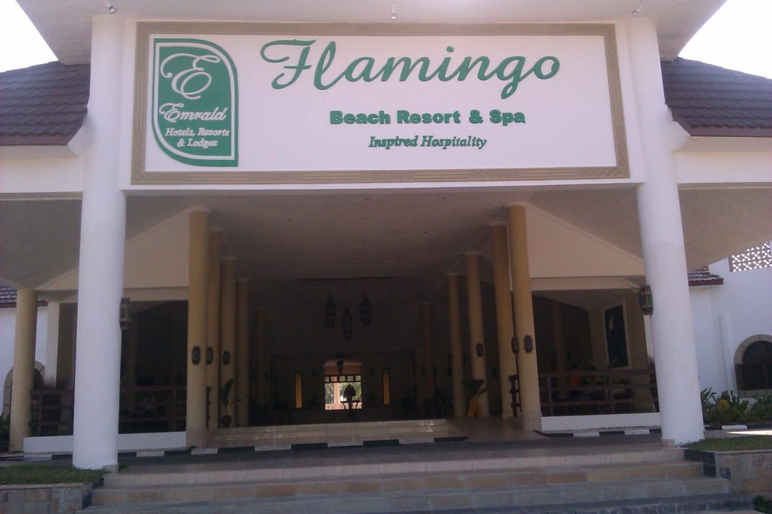 Hoteleingang PrideInn Flamingo Beach Resort & Spa