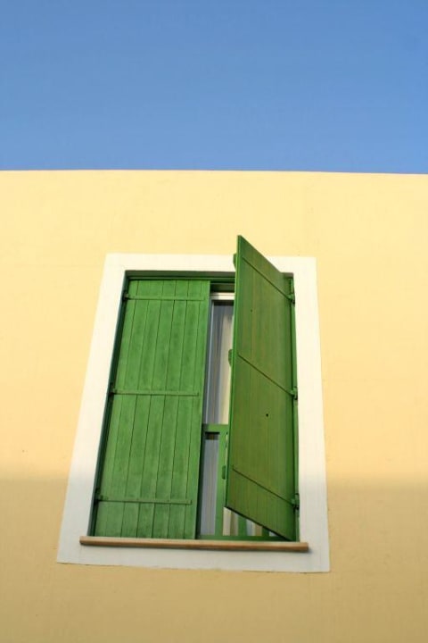 Fensterladen der Bungalowappartments Kefalos Beach Holiday Village