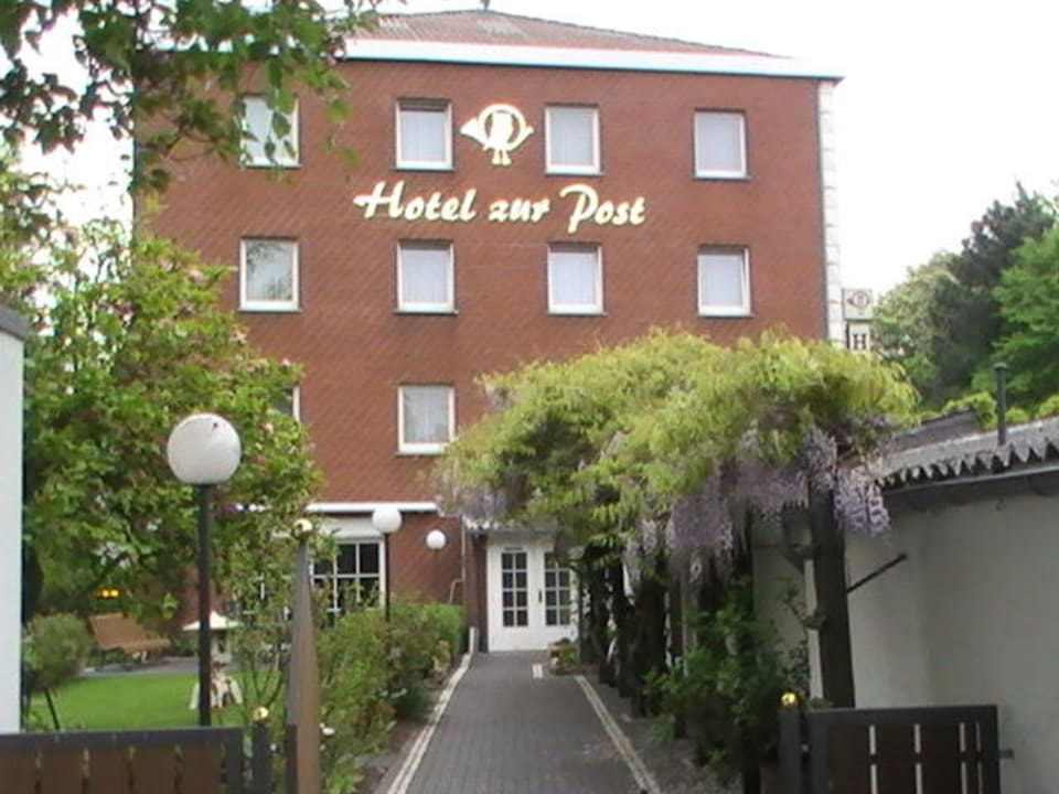 Hoteleingang vom Parkplatz Hotel Zur Post