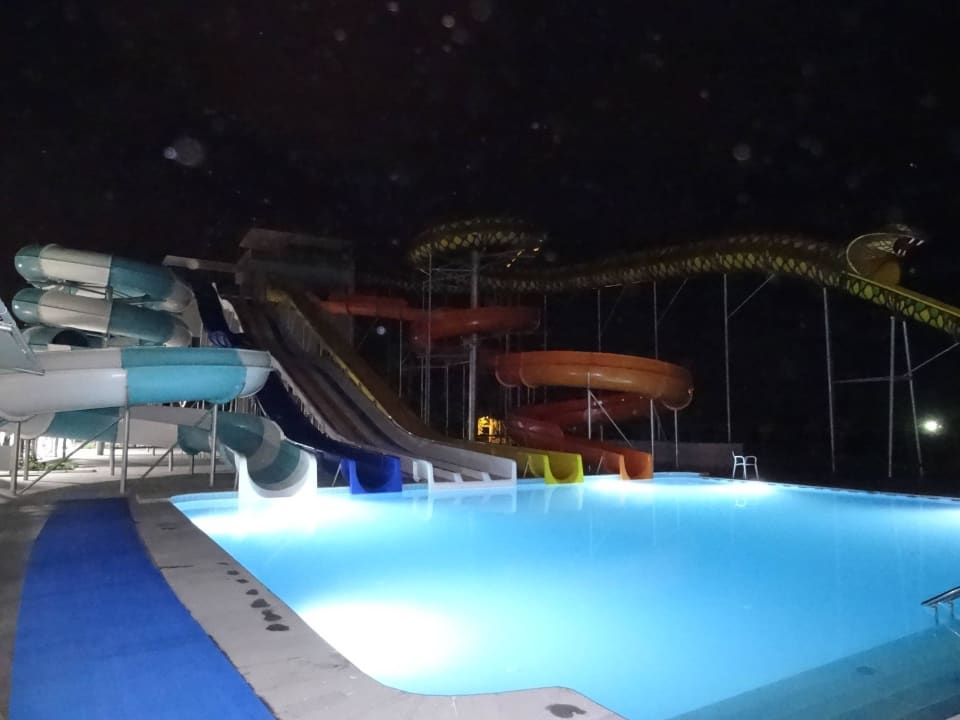 Wasserrutschen abends Sunmelia Beach Resort