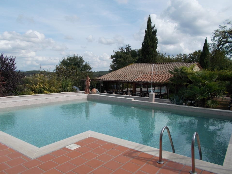 Schöner Pool Hotel Il Pietreto