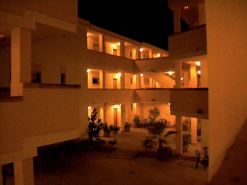 Innenhof bei Nacht FLOR los Almendros Apartamentos