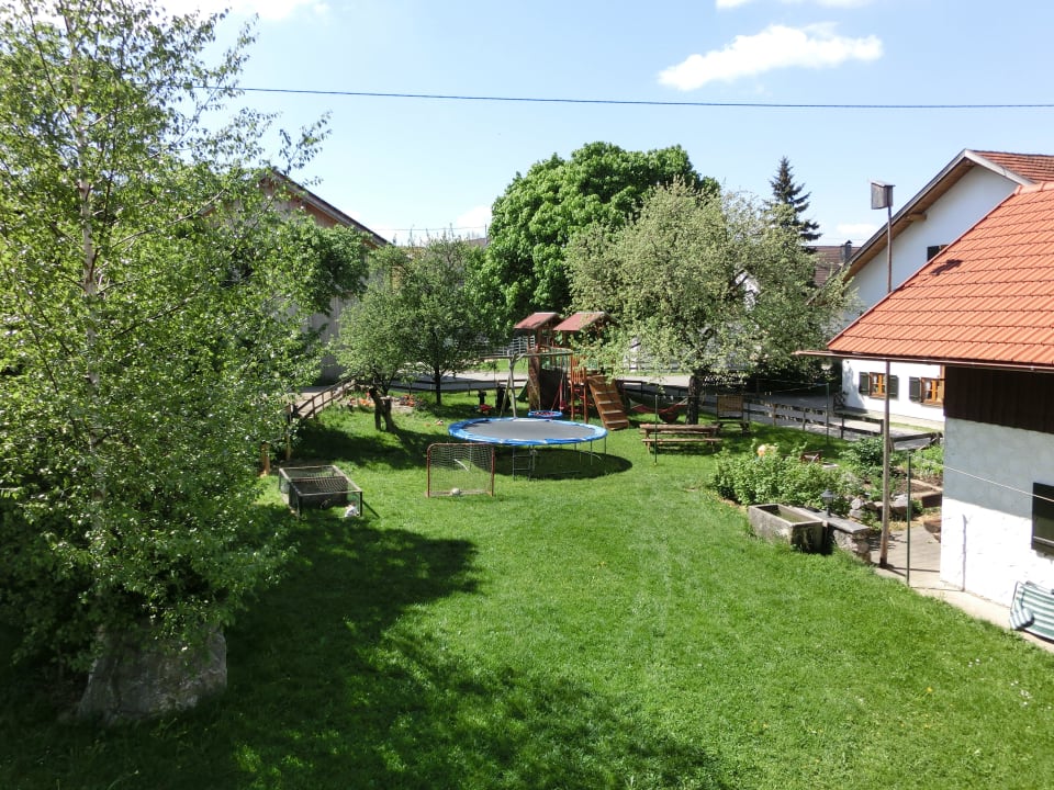 Blick vom Balkon auf den Garten / Spielbereich. Ferienhof Martin