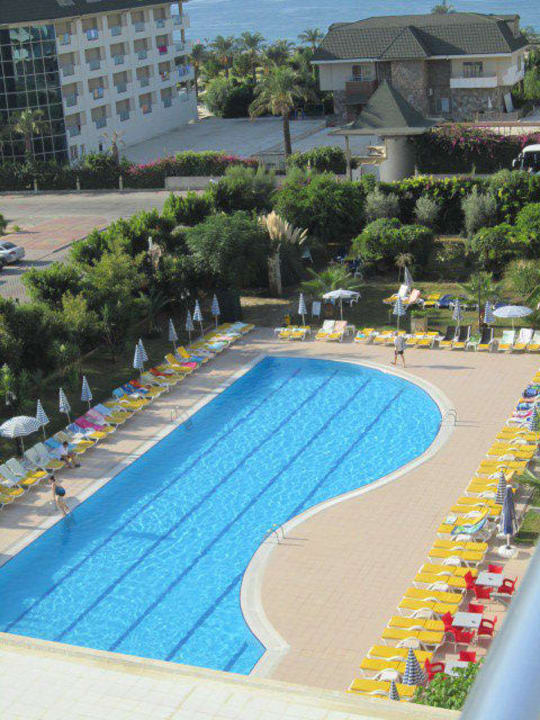 Großer Hotelpool Telatiye Resort