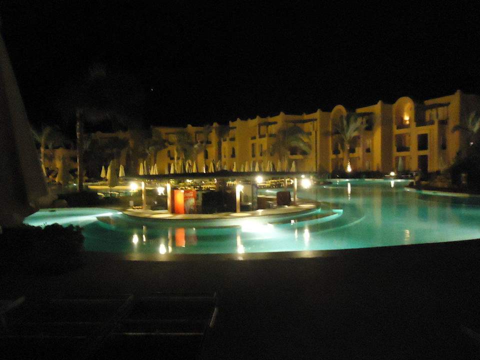 Hotelanlage bei Abend Stella Beach Resort & Spa Makadi Bay