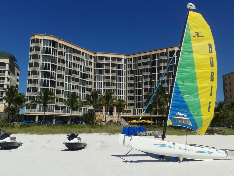 Haupthaus vom Strand aus Hotel Pink Shell Beach Resort