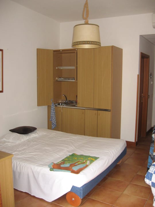 Zweites Zimmer mit Kochnische und Kühlschrank  Park Hotel Val Di Monte