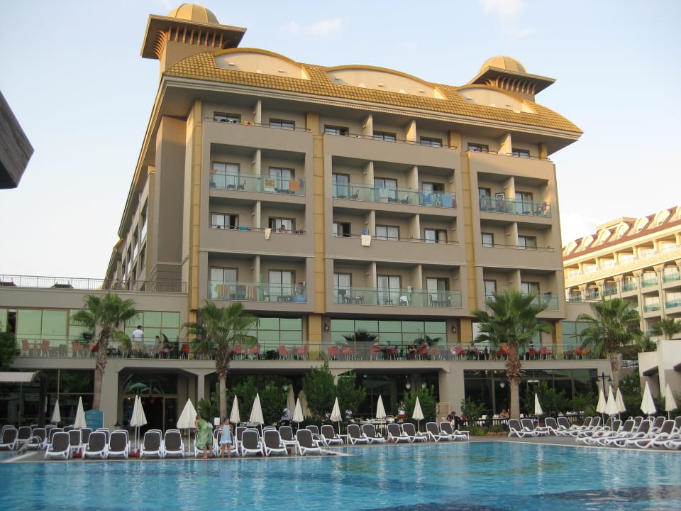 Pool mit Blick auf das Hotel Aydinbey Kings Palace & Spa